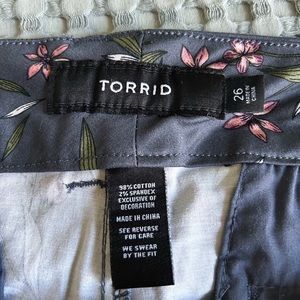 Torrid Floral Weekend Bermuda Shorts Size 26